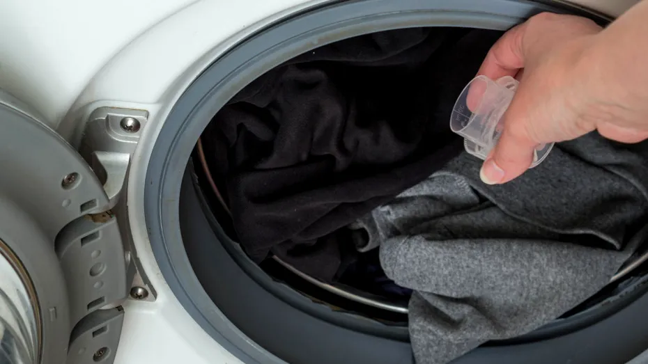 Cum elimini rapid petele de ulei de pe hainele negre fără să distrugi materialul