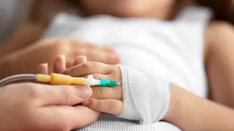 O fetiță de 3 ani a murit, după ce ar fi înghițit medicamentele surorii sale care urma un tratament pentru autism