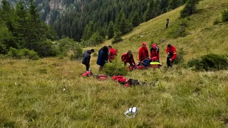 Cine sunt tinerii care au căzut cu mașina în râpa de peste 200 de metri! Singurul supraviețuitor a rezistat 10 ore să vină medicii