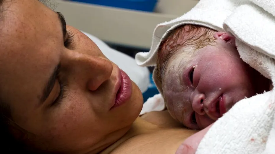 Nașterea prin cezariană vs. nașterea naturală