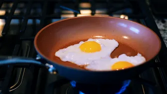Ai făcut ouă prăjite toată viața greșit? Trucul unui chef schimbă complet modul de preparare