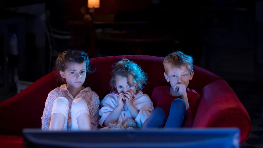 Cum vorbim cu copiii despre tragedii și știri înfricoșătoare. 4 lucruri simple pe care orice părinte este bine să le facă