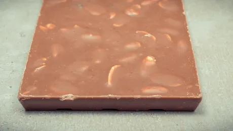 De ce apar pete albe pe ciocolată. Motivul pentru care nu ar trebui să o arunci imediat!