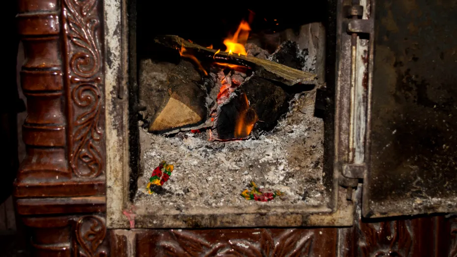 Cu ce se desfundă soba de teracotă? Cum să o cureți CORECT și de ce este important să o faci regulat