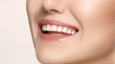 Cum să ai un zâmbet sănătos: 5 alimente care îmbunătățesc sănătatea orală și 5 alimente de evitat