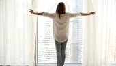 Perdele albe ca în hotelurile de lux. Trucul natural care elimină aspectul gri, fără clor