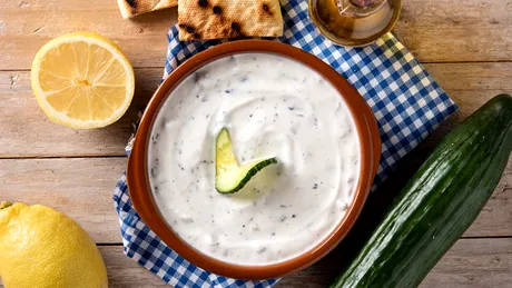 Rețeta autentică pentru tzatziki. Sosul grecesc care te va cuceri în această vară