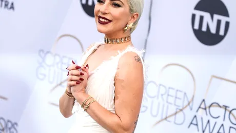 Lady Gaga a devenit mamă pentru prima dată! Cum a fost fotografiată artista cu bebelușul ei
