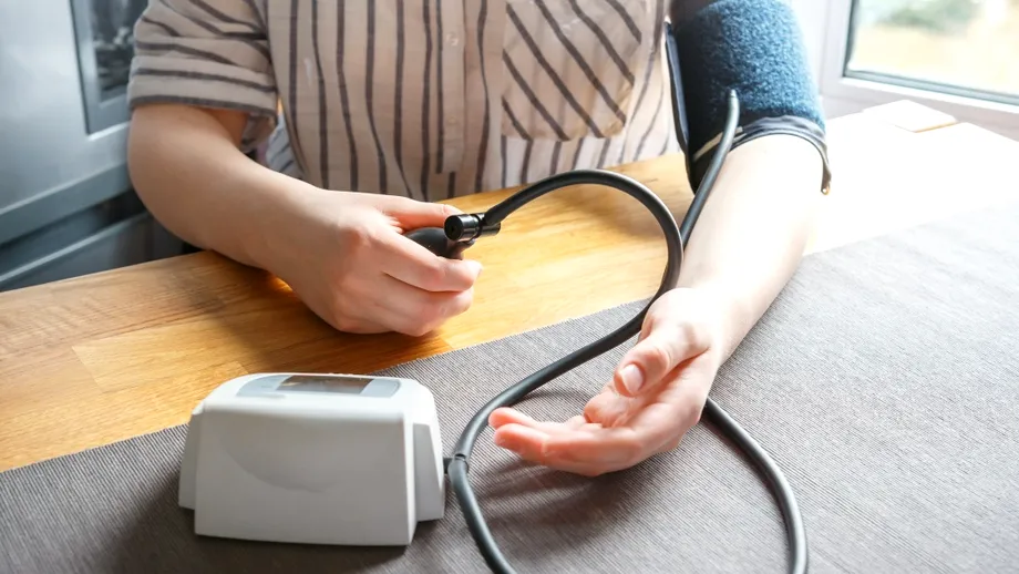 Unde măsurăm tensiunea corect și la ce mână se ia, de fapt?