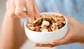 Schimbă gustarea: Nucile pot reduce pofta de dulce și fast food la tineri