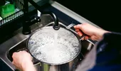 De ce nu este recomandat să gătești cu apă caldă de la robinet? Greșeala pe care mulți o fac