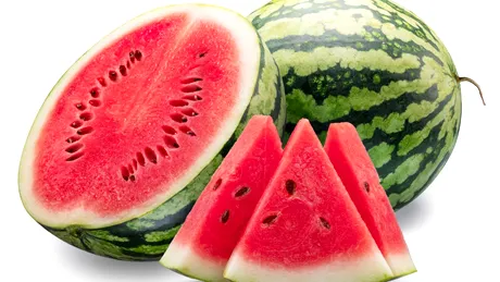 Salate de vară cu pepene roșu! Ai combina acest fruct cu jalapeno sau rucola pentru o masă delicioasă?