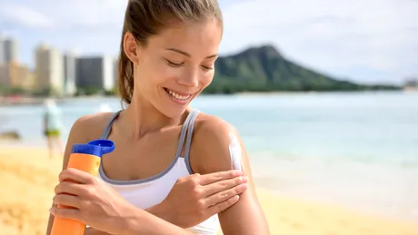 Cum să elimini petele de la crema de soare. Trucul care îți lasă hainele și prosoapele ca noi