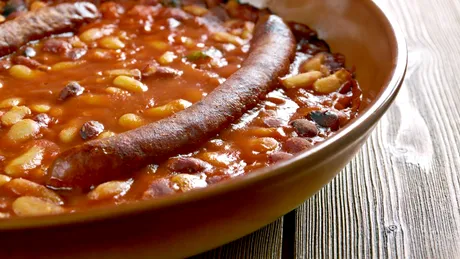 Rețetă fasole cu cârnați Grătărescu