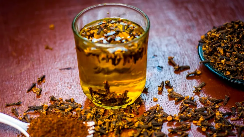 Ceaiul cu efect sedativ. Ingredientul natural care te ajută să dormi și să te relaxezi dacă ai probleme cu somnul