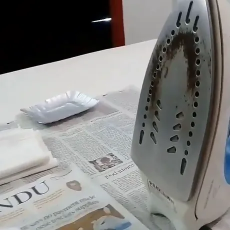 Cum se curăță talpa arsă la fierul de călcat. Ingredientele ieftine pe care majoritatea oamenilor le au deja în casă