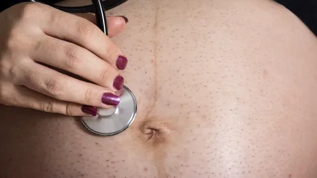 O femeie a fost trimisă acasă de medici după ce i s-a rupt apa. I-au spus că suferă de incontinență urinară