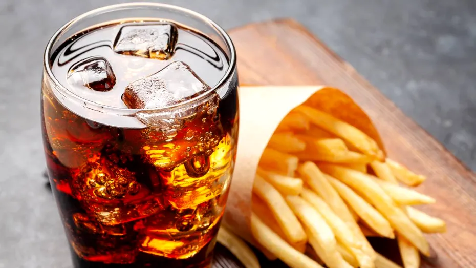 Coca-Cola și cartofii prăjiți pot calma o migrenă? Un medic explică de ce trucul viral de pe TikTok pare să funcționeze pentru unii oameni