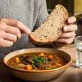 Se mănâncă sau nu ciorba cu pâine? Ce spun experții în nutriție