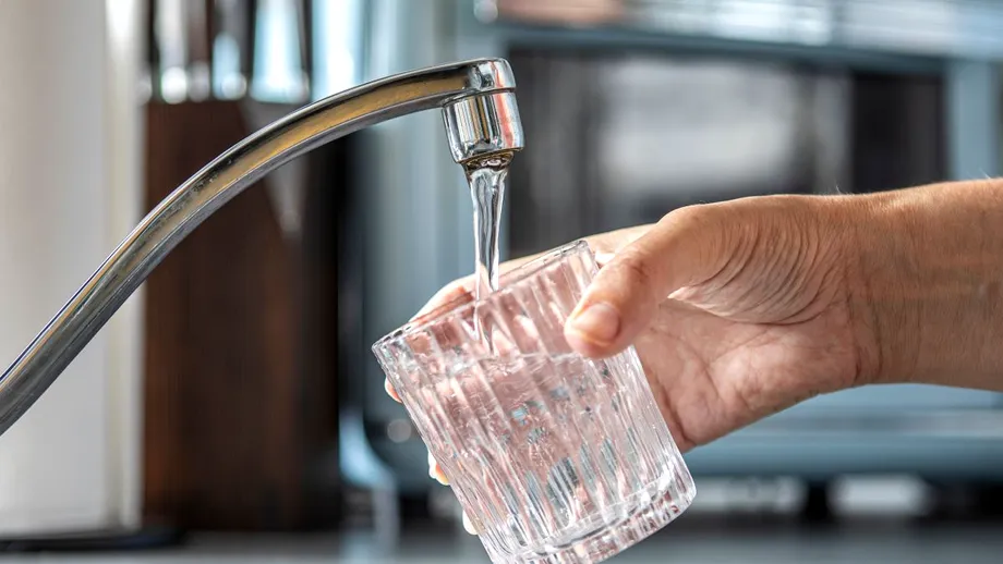 Apă contaminată cu clostridium în orașul Breaza. Oamenii au ajuns la spital cu simptome digestive și erupții pe piele