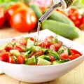 Ce ulei este recomandat la salata de roșii. Alegerea care poate ajuta organismul să absoarbă mai bine vitaminele