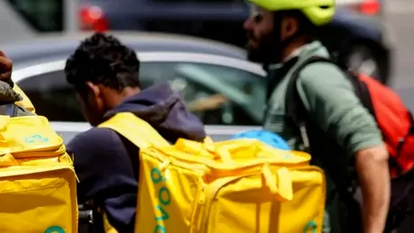 Salariile muncitorilor nepalezi din România în 2026. Cât câștigă livratorii, bucătarii și muncitorii din construcții