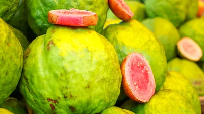 Fructele bogate în proteine pentru o dietă echilibrată! Cât de benefic e consumul de guava și jackfruit