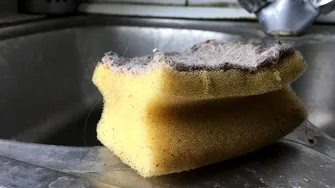 Mare atenție la aceste obiecte pe care le folosești zilnic. Sunt mai murdare decât vasul de toaletă!