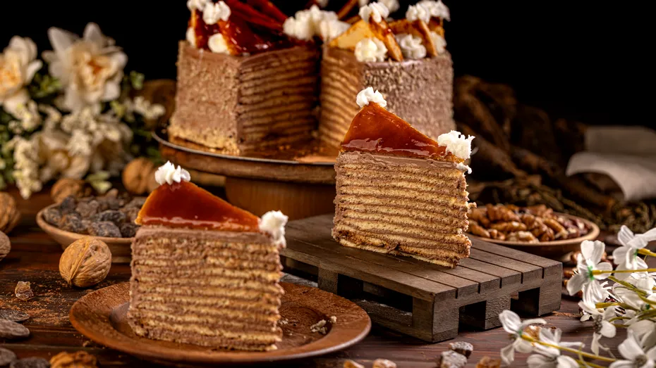 Rețetă originală de tort Doboș: cum se fac foile, crema fiartă și glazura de caramel