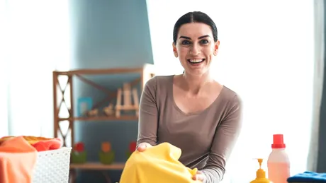 Cum să redai culoarea hainelor, fără detergenți. Trucul natural care face hainele ca noi
