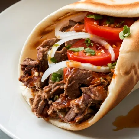 Gyros, rețeta grecească tradițională. Cum se prepară și ce de ingrediente ai nevoie