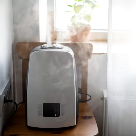 Cu ce scoți mirosul de fum din perdele: 3 soluții naturale, sigure și eficiente