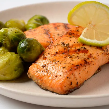 Condimentele pe care să le adaugi pe un somon gătit la cuptor. Îi dă un gust savuros