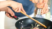 Când să pui sare în mâncare - înainte sau după ce o gătești? Trucul care schimbă total gustul