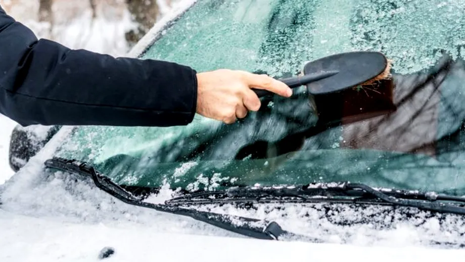 Șoferii trebuie să știe asta! Cele mai sigure și rapide metode de a scăpa de gheața de pe parbriz iarna