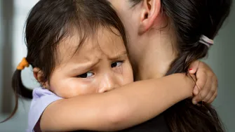 Anxietatea de separare la copii: cum o recunoști și ce poți face ca părinte