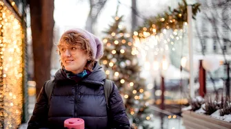 Ai băut prea mult la masa de Crăciun? Vezi câți pași îți „șterg” caloriile din pahar