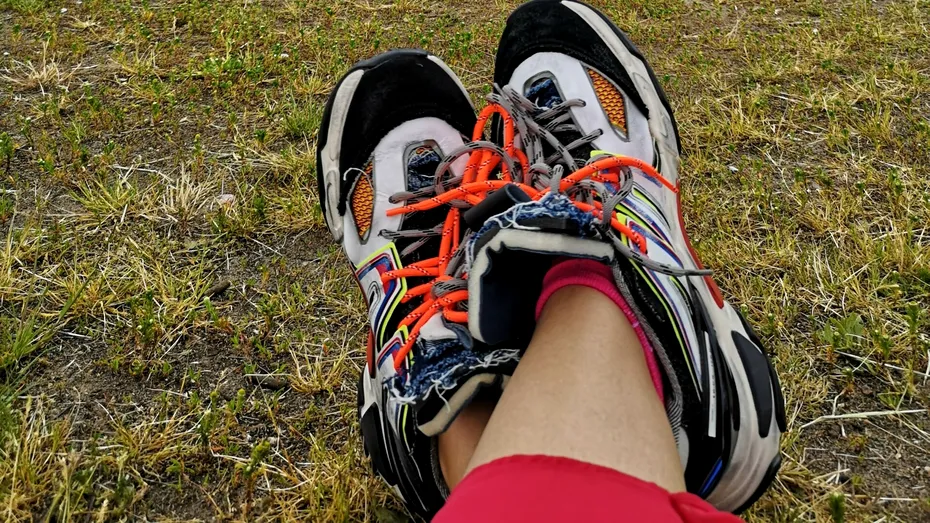 Îți transpiră des picioarele? Poate faci una dintre aceste greșeli frecvente!