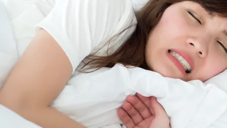 Scrâșnirea dinților în timpul somnului: 6 efecte adverse, potrivit stomatologilor