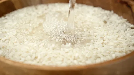 Când trebuie spălat orezul? Ce trebuie să știi înainte de a-l pune la gătit