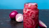 Ceapă roșie și ridichi murate! Rețeta crocantă, gata în doar o oră. Sunt potrivite pentru salate și burgeri
