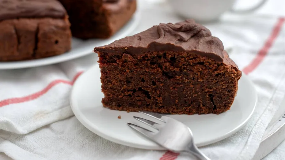 Ingredientul surpriză care transformă orice prăjitură: de ce să înlocuiești apa sau laptele din aluatul pentru prăjituri cu bere, șampanie sau suc