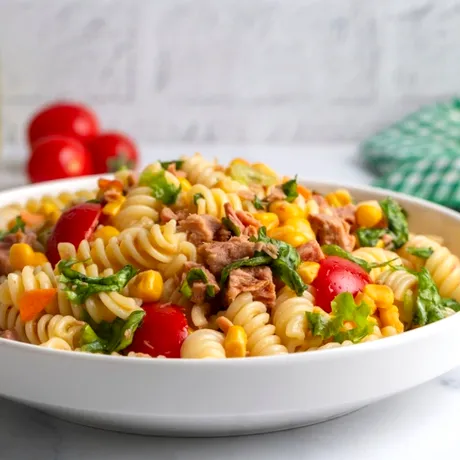 Salata de paste cu ton preferată de Cher. Un preparat care se face ușor și e absolut delicios