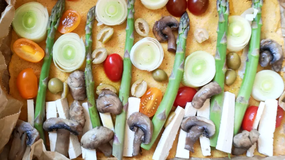 Focaccia garden delicioasă – rețetă fără făină, fără drojdie, fără ou