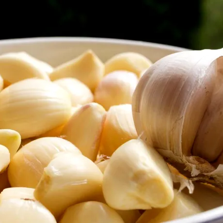 Unguentul natural pentru durerile de oase. Cum te poate ajuta amestecul de untură cu usturoi