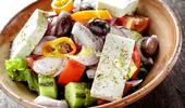 Rețetă de salată grecească originală, ca la mama ei acasă. Simte-te ca-n Grecia mâncând sănătos și gustos acasă!