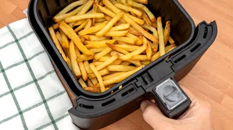 Cum să gătești cei mai buni cartofi copți la air fryer! Temperatura trebuie setată la 200°C