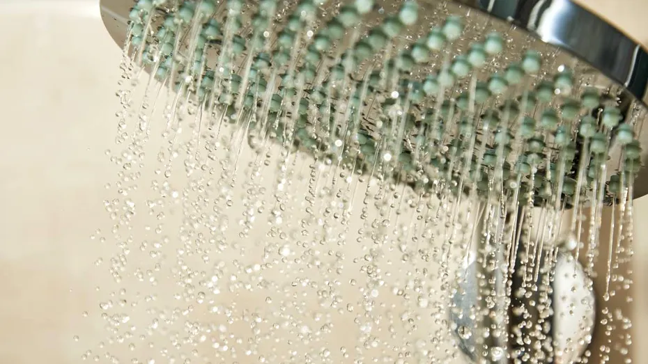 Motivul pentru care femeile preferă dușurile fierbinți, iar bărbații nu