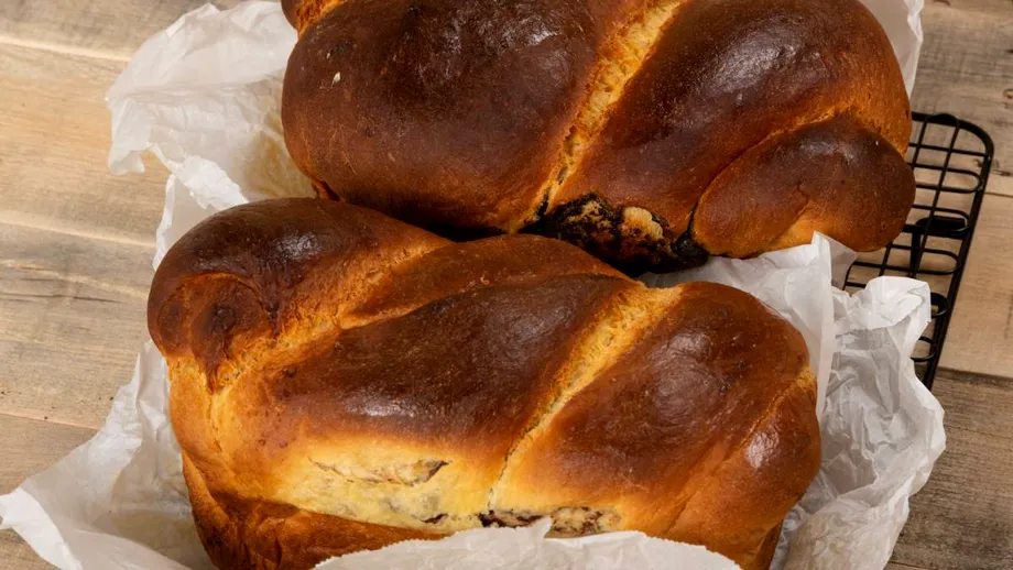 Câte ouă se pun la 1kg de făină când faci cozonaci. Așa îți iese un cozonac pufos, care crește bine și nu se usucă rapid după coacere