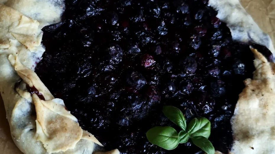 Ți-e poftă de ceva dulce? Fă tartă cu afine – cea mai simplă rețetă fără drojdie